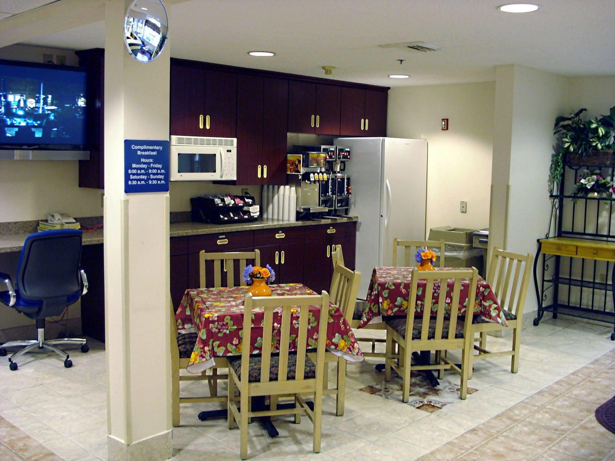 Hometown Inn & Suites Jacksonville Butler Blvd./Southpoint エクステリア 写真