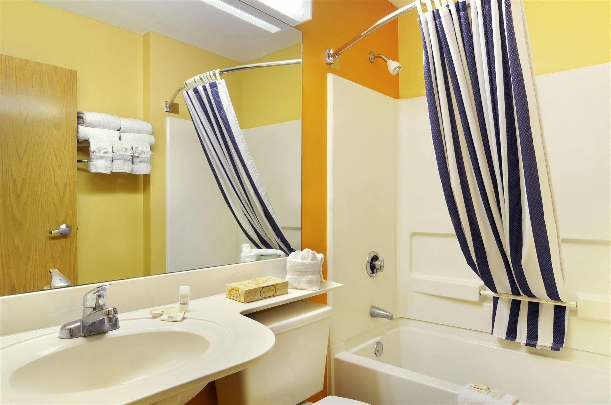 Hometown Inn & Suites Jacksonville Butler Blvd./Southpoint 部屋 写真